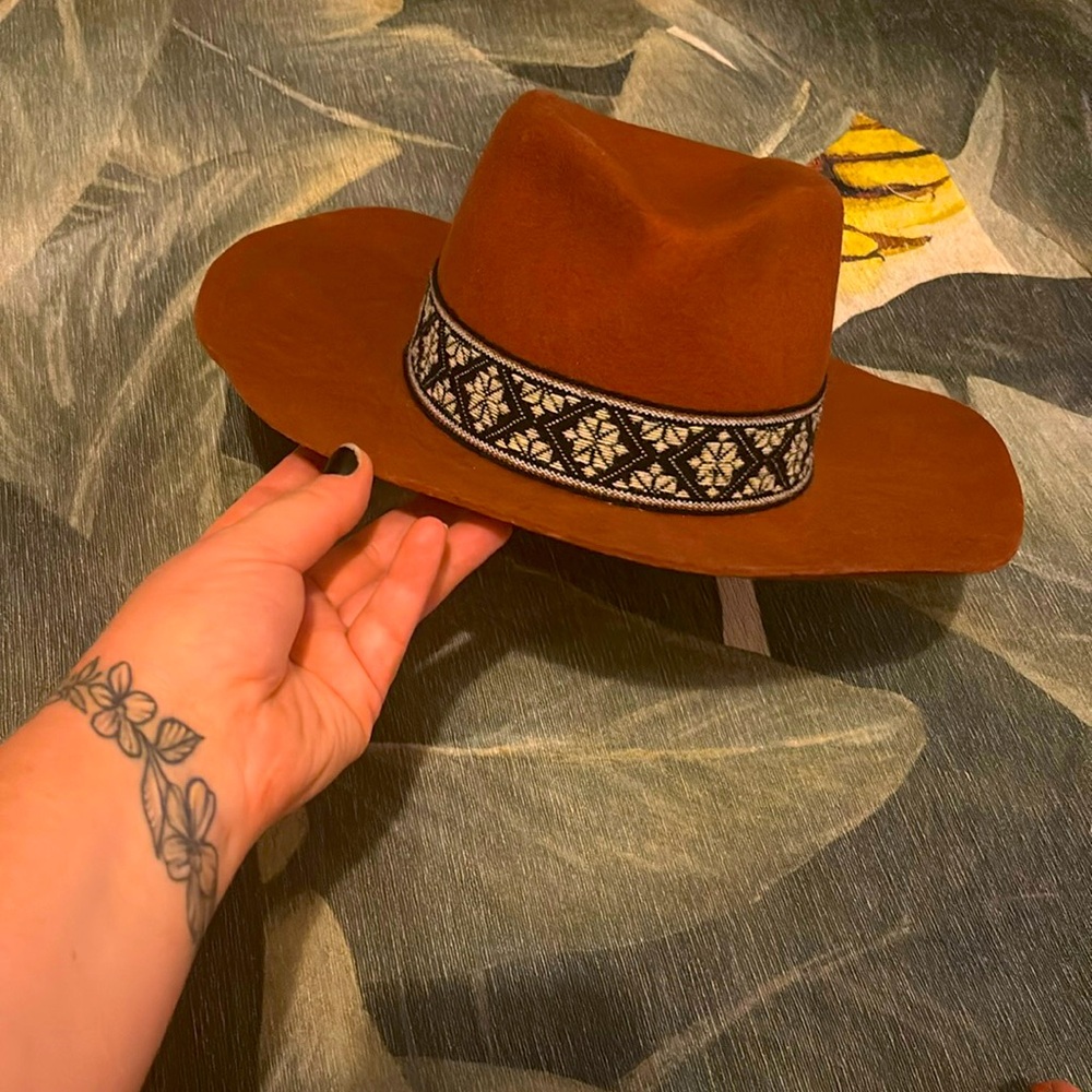 OLIVE AND PIQUE HAT ! Great condition . Slight wear can be buffed